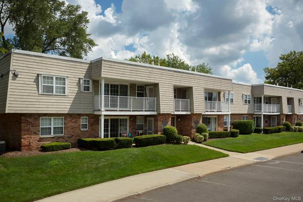75 Westwood DR #105, Westbury, NY 11590