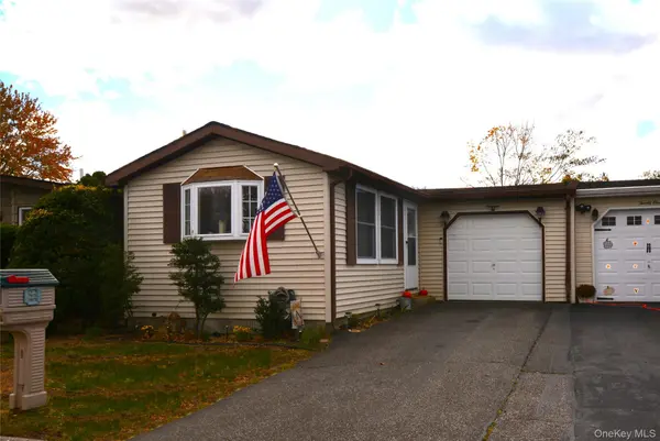 19 Dogwood LN, Manorville, NY 11949