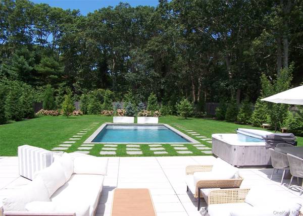 47 School ST, Hampton Bays, NY 11946