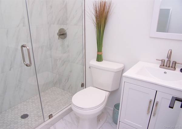 47 School ST, Hampton Bays, NY 11946