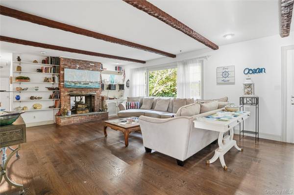 15 Club DR, Southampton, NY 11968