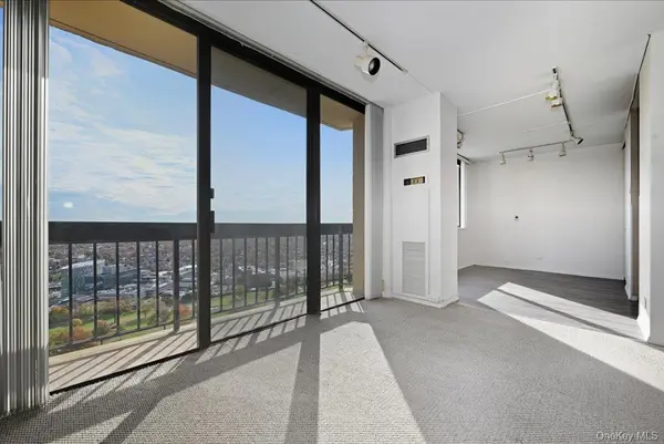 27110 Grand Central Pkwy #30R, Floral Park, NY 11005