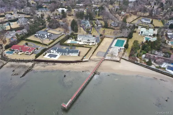 31 Harbour RD, Great Neck, NY 11024