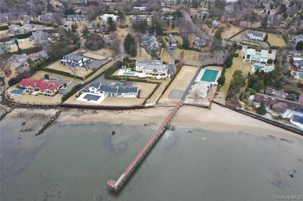 31 Harbour RD, Great Neck, NY 11024