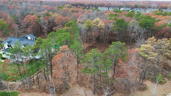 16 Sophia CT, Westhampton, NY 11977