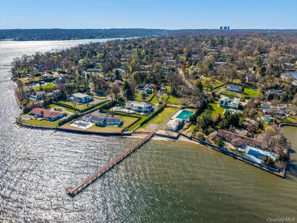 33 Harbour RD, Great Neck, NY 11024