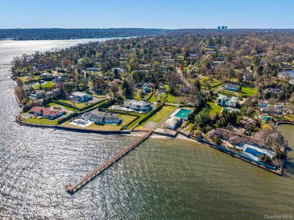 33 Harbour RD, Great Neck, NY 11024