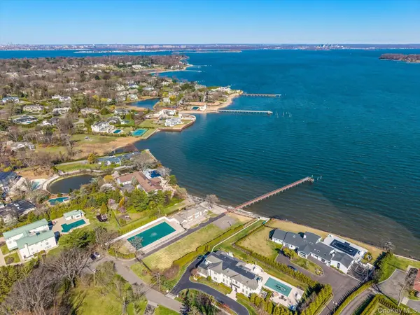 33 Harbour RD, Great Neck, NY 11024