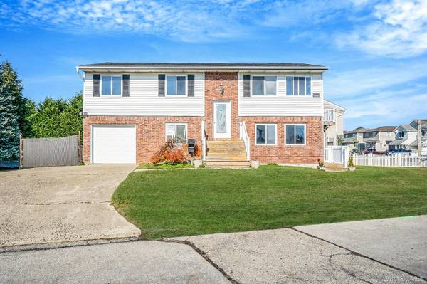 4 Bay PL, Lindenhurst, NY 11757