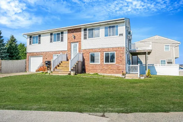 4 Bay PL, Lindenhurst, NY 11757