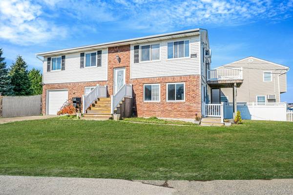 4 Bay PL, Lindenhurst, NY 11757
