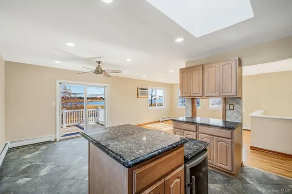 4 Bay PL, Lindenhurst, NY 11757