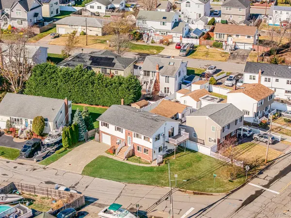 4 Bay PL, Lindenhurst, NY 11757