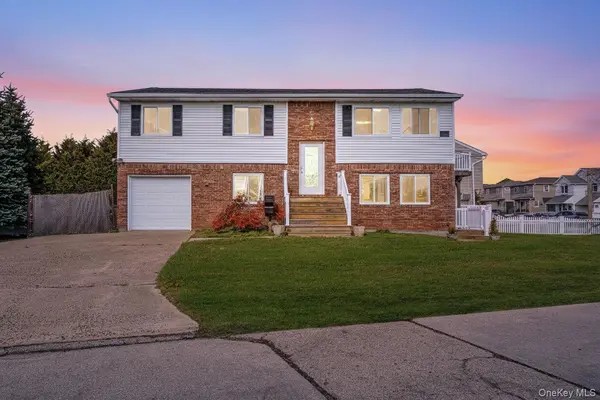 4 Bay PL, Lindenhurst, NY 11757