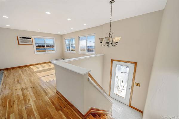 4 Bay PL, Lindenhurst, NY 11757