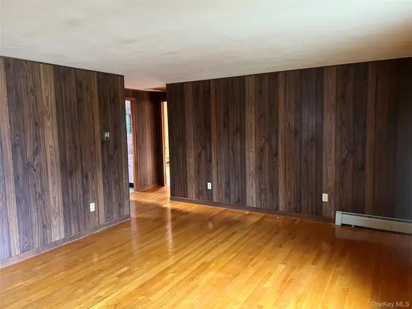 26 Coach LN, Newburgh, NY 12550