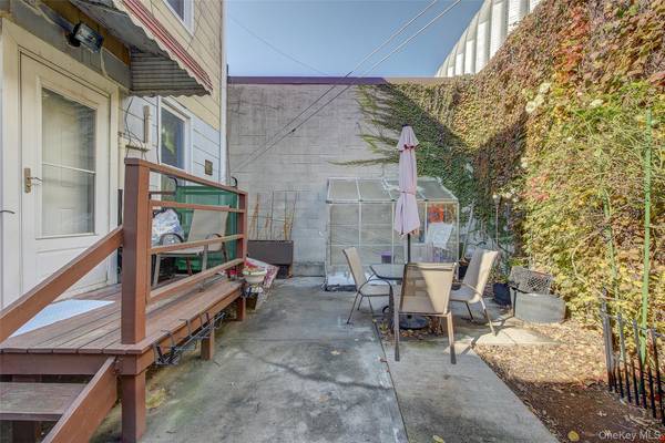 1055 Wyckoff AVE, Ridgewood, NY 11385