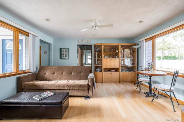 21 Woodridge RD, Hampton Bays, NY 11946