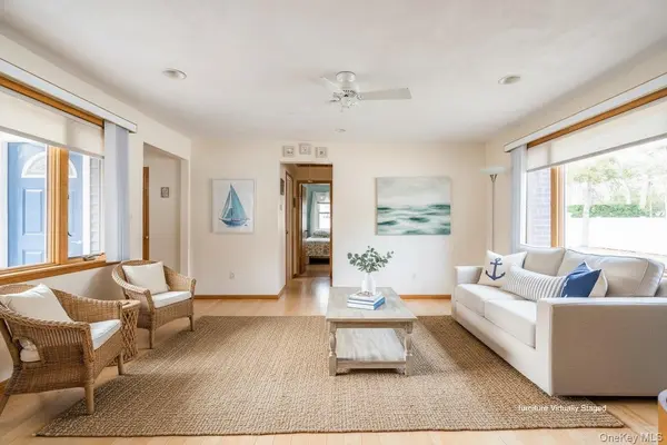 21 Woodridge RD, Hampton Bays, NY 11946