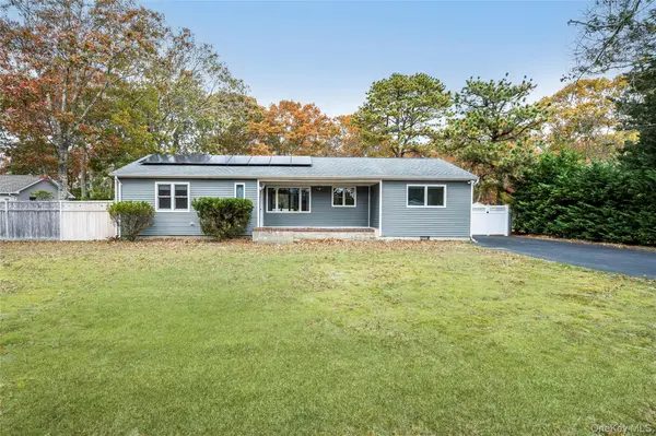 21 Woodridge RD, Hampton Bays, NY 11946