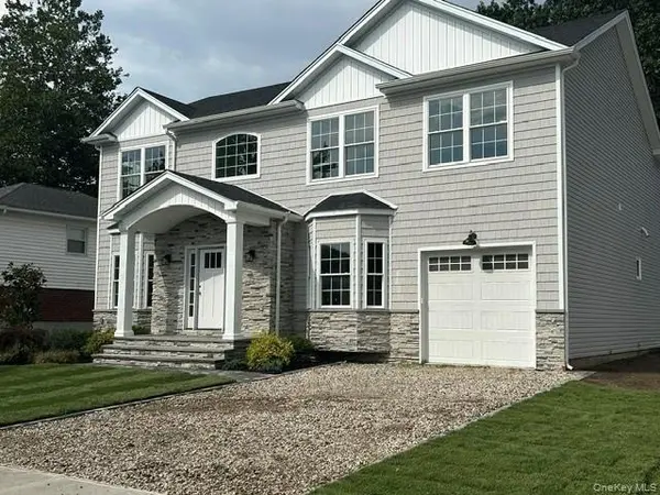 24 Patricia LN, Syosset, NY 11791