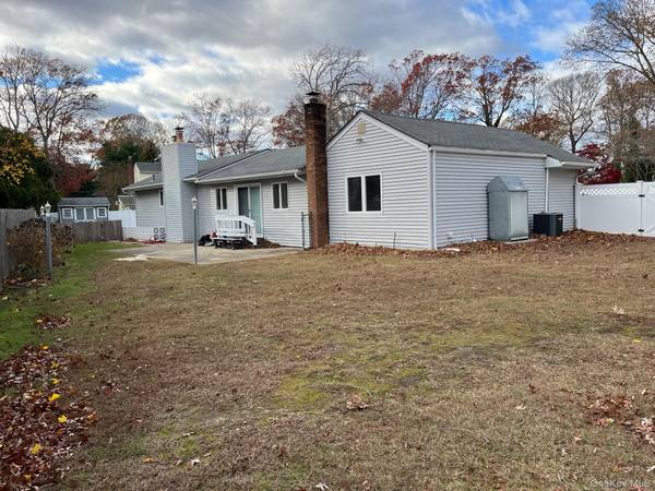 10 Pine ST, Lake Grove, NY 11755