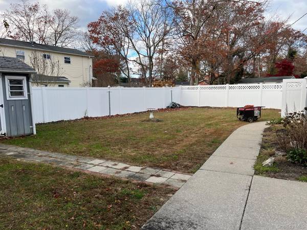 10 Pine ST, Lake Grove, NY 11755