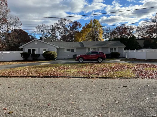 10 Pine ST, Lake Grove, NY 11755