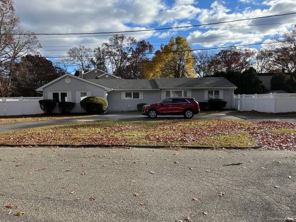 10 Pine ST, Lake Grove, NY 11755