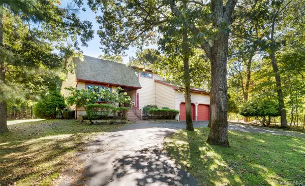 5 Bay Woods DR, Hampton Bays, NY 11946