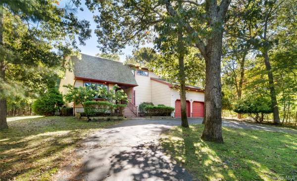 5 Bay Woods DR, Hampton Bays, NY 11946