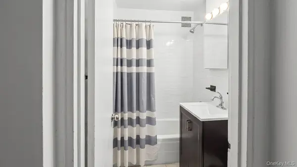 87-20 175th ST #1K, Jamaica, NY 11432