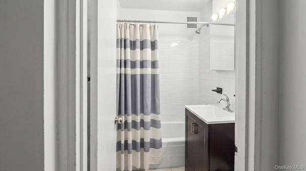 87-20 175th ST #1K, Jamaica, NY 11432