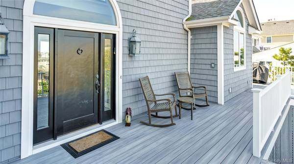 939 Dune RD, Westhampton Dunes, NY 11978