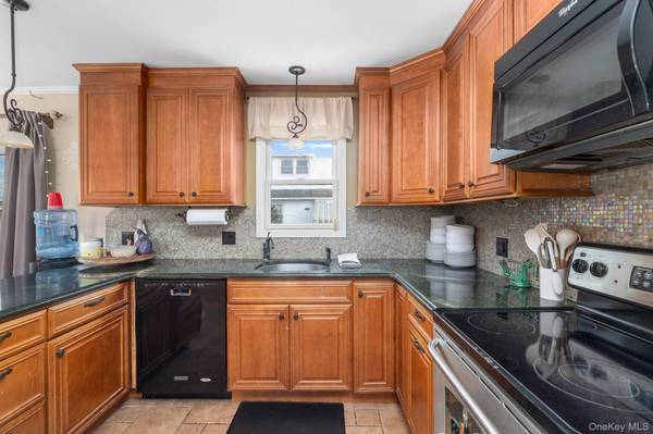 208 Island Pkwy, Island Park, NY 11558