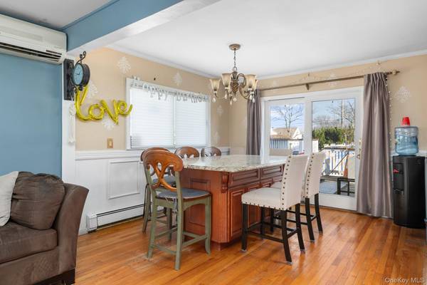 208 Island Pkwy, Island Park, NY 11558