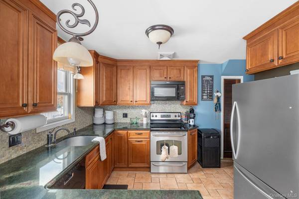 208 Island Pkwy, Island Park, NY 11558