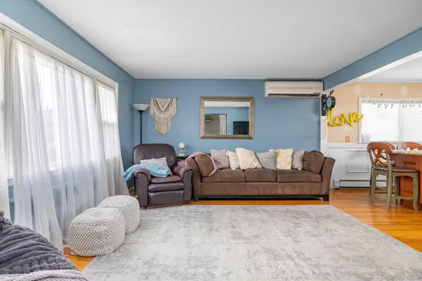 208 Island Pkwy, Island Park, NY 11558