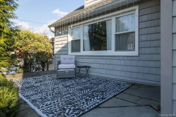 208 Island Pkwy, Island Park, NY 11558