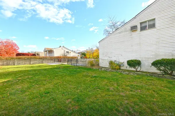 22 Suttonwood DR, Commack, NY 11725
