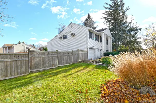 22 Suttonwood DR, Commack, NY 11725