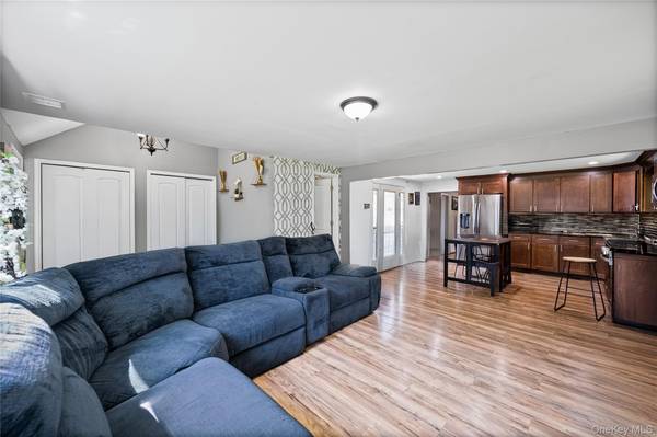1113 Joselson AVE, Bay Shore, NY 11706