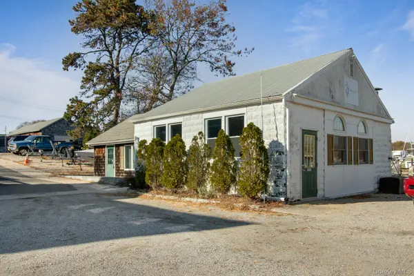 37 Bransford ST, Patchogue, NY 11772