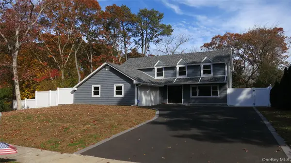 1 Eliot DR, Lake Grove, NY 11755
