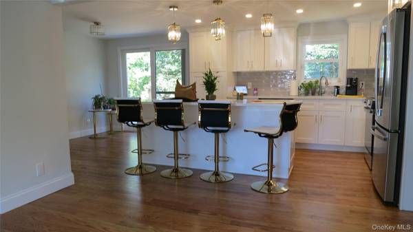 1 Eliot DR, Lake Grove, NY 11755