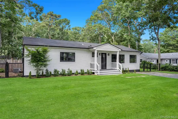 10 Shinnecock LN, Hampton Bays, NY 11946