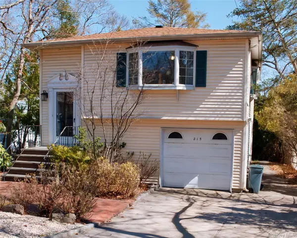 215 Lakeside TRL, Ridge, NY 11961