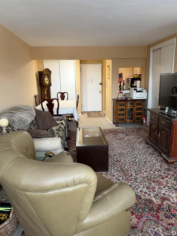 241-20 Northern BLVD #4A, Douglaston, NY 11362