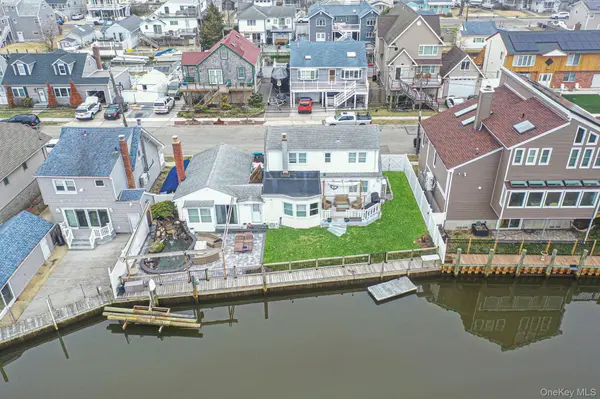 677 S 9th ST, Lindenhurst, NY 11757