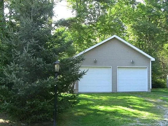 824 Peenpack TRL, Sparrowbush, NY 12780